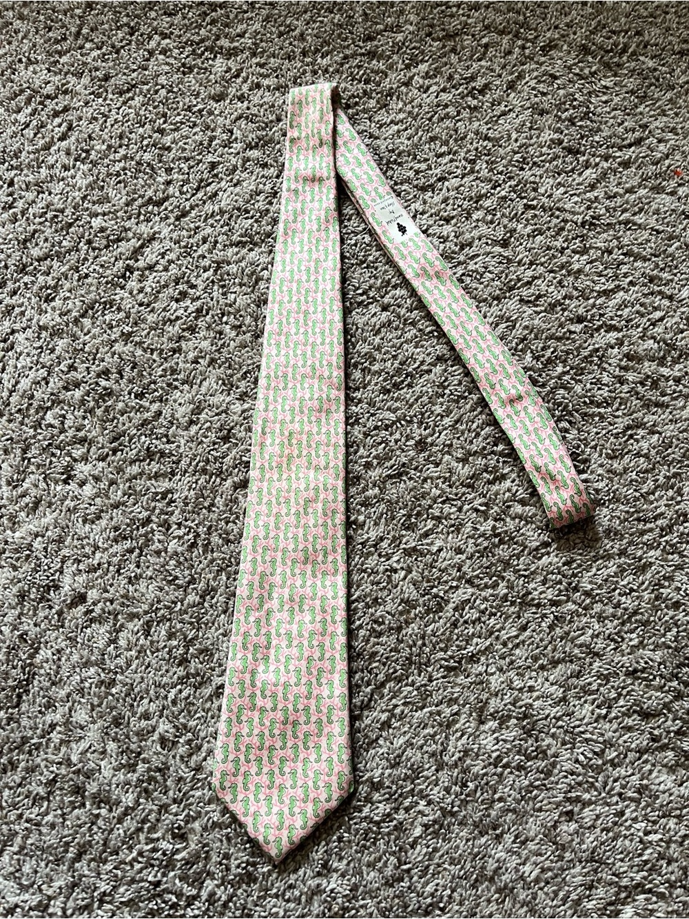 Vineyard Vines Pink and Green Seahorse Motif Silk Neck Tie Martha’s Vineyard
